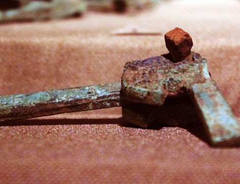 Một phần của Linh Quang Kim Trảo Thần Nỏ được khai quật.