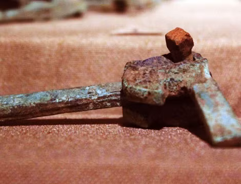 Một phần của Linh Quang Kim Trảo Thần Nỏ được khai quật.