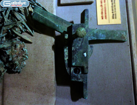 Một phần Linh Quang Kim Trảo Thần Nỏ được khai quật.