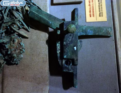 Một phần Linh Quang Kim Trảo Thần Nỏ được khai quật.