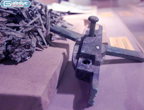 Loại tên sử dụng cho Linh Quang Kim Trảo Thần Nỏ là loại tên lớn, thân gỗ cứng bịt đồng, khi bắn có thể xuyên thủng cả áo giáp, khiên chắn.