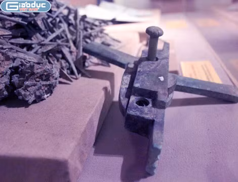 Loại tên sử dụng cho Linh Quang Kim Trảo Thần Nỏ là loại tên lớn, thân gỗ cứng bịt đồng, khi bắn có thể xuyên thủng cả áo giáp, khiên chắn.