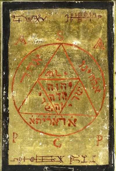 9. Cuốn sách Rồng đỏ: Được phát hiện trong hầm mộ của vua Solomon những năm 1750, cuốn sách Rồng đỏ/Tin vui từ quỷ Satan ra đời vào năm 1520 sau Công Nguyên. Sách được viết bằng tiếng Do Thái và cả tiếng Aram. Cuốn sách gồm 4 phần này do nhà thờ Công giáo La Mã sở hữu và được lưu giữ trong tòa thánh Vatican một cách bí mật không cho công chúng tiếp xúc. Tác giả cuốn sách được cho là Horonius, một người Ai Cập sống tại Thebes bị quỷ ám. Cuốn sách trình bày những bằng chứng chiêu hồn quỷ Satan cũng như việc các Giáo hoàng mới sẽ dần dần bị Quỷ dữ nắm giữ linh hồn. Ngày nay cuốn sách vẫn được những người mê tà thuật sử dụng. Người ta đồn rằng nó không hề bắt lửa.