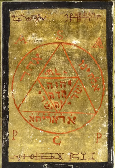 9. Cuốn sách Rồng đỏ: Được phát hiện trong hầm mộ của vua Solomon những năm 1750, cuốn sách Rồng đỏ/Tin vui từ quỷ Satan ra đời vào năm 1520 sau Công Nguyên. Sách được viết bằng tiếng Do Thái và cả tiếng Aram. Cuốn sách gồm 4 phần này do nhà thờ Công giáo La Mã sở hữu và được lưu giữ trong tòa thánh Vatican một cách bí mật không cho công chúng tiếp xúc. Tác giả cuốn sách được cho là Horonius, một người Ai Cập sống tại Thebes bị quỷ ám. Cuốn sách trình bày những bằng chứng chiêu hồn quỷ Satan cũng như việc các Giáo hoàng mới sẽ dần dần bị Quỷ dữ nắm giữ linh hồn. Ngày nay cuốn sách vẫn được những người mê tà thuật sử dụng. Người ta đồn rằng nó không hề bắt lửa.