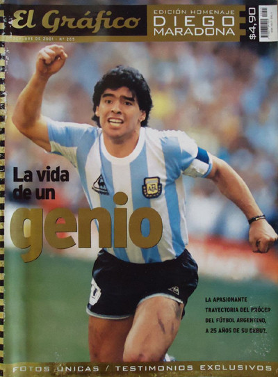 2. Diego Maradona: Cùng với Pele, Maradona cũng được FIFA bầu chọn là "Cầu thủ xuất sắc nhất thế kỷ 20". "Cậu bé vàng" đã truyền cảm hứng cho chiến thắng của Argentina tại World Cup 1986. Người Anh sẽ không bao giờ tha thứ cho ông vì “Bàn tay của Chúa” mà Maradona đã dùng để loại "Tam Sư" trên đường tới vinh quang ở Mexico. Và có lẽ chính người Argentina cũng sẽ không tha thứ cho ông trên cương vị HLV với thành tích vô cùng kém cỏi tại World Cup 2010 ở Nam Phi. Nhưng rõ ràng với tư cách một cầu thủ, Maradona là "có một không hai" ở thời kỳ đỉnh cao, mặc dù ma túy phủ bóng đen cuối sự nghiệp của ông.