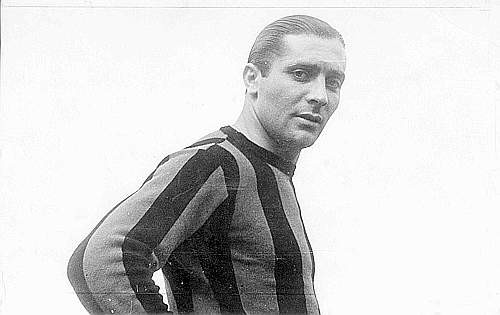 10. Giuseppe Meazza: Được nhiều người coi là cầu thủ vĩ đại nhất Italy, Meazza tham dự hai kỳ World Cup mà Italy đều giành chức vô địch. Sinh ra và lớn lên ở ngoại ô Milan, Meazza 24 tuổi khi Italy đăng cai World Cup năm 1934. Đá ở cánh phải thay vì ở vị trí tiền đạo cắm ưa thích, ông khuấy đảo các hàng phòng ngự bằng những cú rê bóng và dàn dựng tình huống dẫn đến bàn thắng quyết định của Angelo Schiavio trong trận chung kết gặp Tiệp Khắc. Bốn năm sau, Meazza chỉ ghi một bàn trên chấm phạt đền trong trận bán kết gặp Brazil. Đó cũng là lần cuối cùng ông xuất hiện trong màu áo tuyển Italy. AC Milan và Inter Milan đã đặt tên cho sân vận động chung là Stadio Giuseppe Meazza (được biết đến nhiều hơn với tên gọi San Siro) sau khi ông qua đời năm 1979.