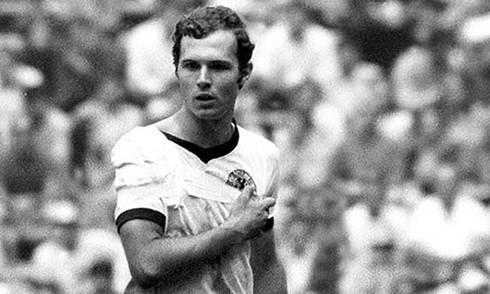 6. Franz Beckenbauer: Beckenbauer là người định ra vai trò libero. Phong cách lịch lãm và thư thái đã đem lại cho ông danh hiệu “Hoàng Đế”. Beckenbauer là người duy nhất đưa tuyển Đức giành chức vô địch World Cup với vai trò đội trưởng (năm 1974) và huấn luyện viên (năm 1990). Ông có 103 lần khoác áo đội tuyển quốc gia và được coi là cầu thủ vĩ đại nhất bóng đá Đức. Beckenbauer cũng từng là HLV và chủ tịch của "Hùm xám" Bayern Munich, nơi ông giành mọi danh hiệu ở cấp câu lạc bộ với tư cách cầu thủ. Ở tuổi 68, ông đã không còn nắm giữ chức vụ chính thức nào những vẫn là một bình luận viên truyền hình và nổi tiếng khắp nước Đức.