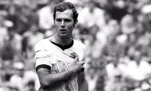 6. Franz Beckenbauer: Beckenbauer là người định ra vai trò libero. Phong cách lịch lãm và thư thái đã đem lại cho ông danh hiệu “Hoàng Đế”. Beckenbauer là người duy nhất đưa tuyển Đức giành chức vô địch World Cup với vai trò đội trưởng (năm 1974) và huấn luyện viên (năm 1990). Ông có 103 lần khoác áo đội tuyển quốc gia và được coi là cầu thủ vĩ đại nhất bóng đá Đức. Beckenbauer cũng từng là HLV và chủ tịch của "Hùm xám" Bayern Munich, nơi ông giành mọi danh hiệu ở cấp câu lạc bộ với tư cách cầu thủ. Ở tuổi 68, ông đã không còn nắm giữ chức vụ chính thức nào những vẫn là một bình luận viên truyền hình và nổi tiếng khắp nước Đức.