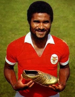 8. Eusebio: Trong sự nghiệp kéo dài suốt 2 thập kỷ của Eusebio, có lẽ giây phút đáng nhớ nhất chính là cú lội ngược dòng khó tin được ông thực hiện cho Bồ Đào Nha trước Triều Tiên ở trận tứ kết World Cup 1966 tại Anh. Sau khi Bồ Đào Nha bị dẫn trước 0-3, Eusebio đã ghi một mạch 4 bàn thắng chỉ trong hơn 30 phút, trình diễn nền tảng thể lực và khả năng dứt điểm tuyệt vời đã đưa ông trở thành một trong những cầu thủ ghi nhiều bàn thắng nhất thế giới trong những năm 1960. Sinh ra trong nghèo khó ở châu Phi, Eusebio được biết đến với biệt danh “Báo đen” vì sự nhanh nhẹn và các pha tấn công đầy uy lực. Năm 1965, ông được trao tặng danh hiệu "Quả bóng Vàng" và hai lần đạt danh hiệu "Chiếc giày Vàng" vào năm 1968 và 1973 cho cầu thủ ghi nhiều bàn thắng nhất châu Âu.
