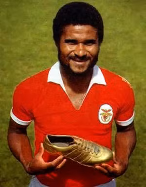 8. Eusebio: Trong sự nghiệp kéo dài suốt 2 thập kỷ của Eusebio, có lẽ giây phút đáng nhớ nhất chính là cú lội ngược dòng khó tin được ông thực hiện cho Bồ Đào Nha trước Triều Tiên ở trận tứ kết World Cup 1966 tại Anh. Sau khi Bồ Đào Nha bị dẫn trước 0-3, Eusebio đã ghi một mạch 4 bàn thắng chỉ trong hơn 30 phút, trình diễn nền tảng thể lực và khả năng dứt điểm tuyệt vời đã đưa ông trở thành một trong những cầu thủ ghi nhiều bàn thắng nhất thế giới trong những năm 1960. Sinh ra trong nghèo khó ở châu Phi, Eusebio được biết đến với biệt danh “Báo đen” vì sự nhanh nhẹn và các pha tấn công đầy uy lực. Năm 1965, ông được trao tặng danh hiệu "Quả bóng Vàng" và hai lần đạt danh hiệu "Chiếc giày Vàng" vào năm 1968 và 1973 cho cầu thủ ghi nhiều bàn thắng nhất châu Âu.