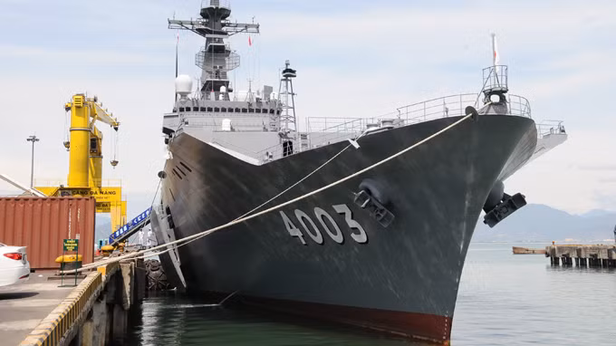 Ngoài ra, các lực lượng hải quân đa quốc gia này còn một hoạt động rất có ý nghĩa đó là tham gia nâng cấp, sửa chữa trạm Y tế ở phường Hòa Quý (Q. Ngũ Hành Sơn, TP Đà Nẵng), cũng như tham gia các hoạt động giao lưu thể thao, âm nhạc với sinh viên, người dân địa phương. Ảnh: Tàu đổ bộ Kunisaki cập cảng Tiên Sa mang theo 400 quân nhân đến từ các nước Mỹ - Nhật – Úc.