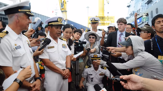 Theo đó, các thủy thủ đoàn đa quốc gia sẽ tổ chức và tham gia một loạt các Hội thảo liên quan đến vấn đề cấp cứu, chăm sóc các chấn thương trên chiến trường; về chăm sóc phục hồi cho bệnh nhân bỏng, nhiễm khuẩn, an toàn trong truyền máu… diễn ra tại các bệnh viện lớn ở Đà Nẵng. Ảnh: Đại tá Yoichi Matsui – chỉ huy tàu Nhật Bản Kunisaki trả lời báo chí ngay sau khi tàu cập cảng.