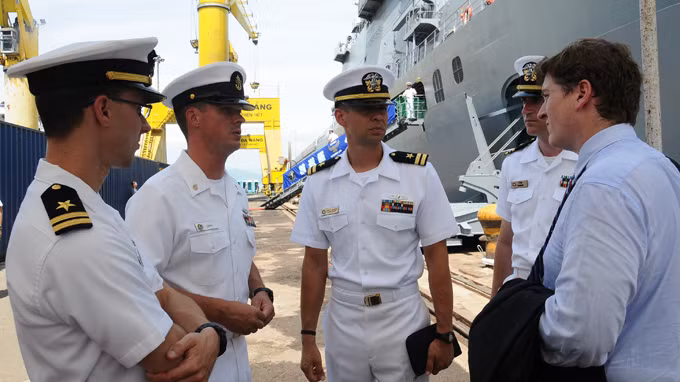 Ra đời ngay sau thảm họa sóng thần 2004 tàn phá nặng nề nhiều khu vực tại Đông Nam Á, chương trình đối tác Thái Bình Dương có trách nhiệm thực hiện các hoạt động hỗ trợ nhân đạo do quân đội chỉ huy để đối phó với các thảm họa do thiên tai gây ra. Sau hơn 10 năm ra đời đến nay chương trình đối tác Thái Bình Dương đã cung cấp hoạt động chăm sóc y tế thật sự cho khoảng 250.000 bệnh nhân cũng như hoàn thành 170 dự án xây dựng, giúp phát triển hạ tầng khắp nơi trên thế giới trong đó có Việt Nam. Ảnh: Các thành viên trong đoàn đa quốc gia đang trao đổi công việc sau khi tàu cập cảng Tiên Sa.