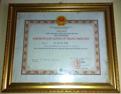 Ông Lê Quang Ninh được tặng danh hiệu Anh hùng lực lượng vũ trang Nhân dân.