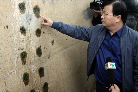 Bộ trưởng Bộ Xây dựng Trịnh Đình Dũng thị sát vết nứt trụ cầu Vĩnh Tuy. Ảnh TTXVN.