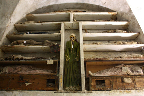 Nhà mồ được chia thành các khu vực khác nhau như: khu để xác cho đàn ông, phụ nữ, trẻ em, ...