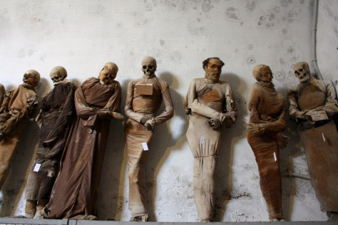 Xâc ướp diện những bộ trang phục thịnh hành nhất của mỗi thời kỳ.