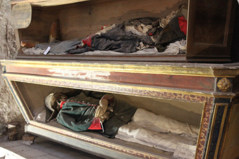 Theo các nghiên cứu, một vị thầy tu là người đầu tiên được ướp tại đây.