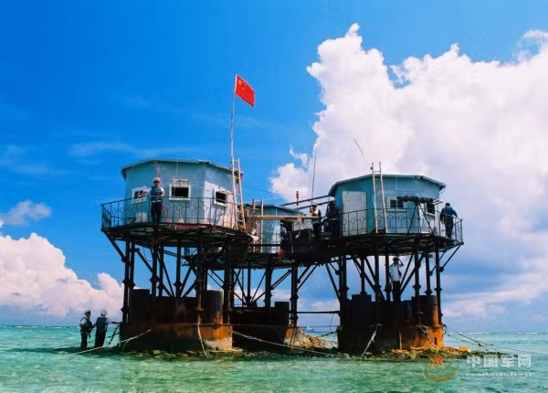 Căn nhà cao chân phi pháp thế hệ này thường đứng riêng lẻ hay thành từng cụm.