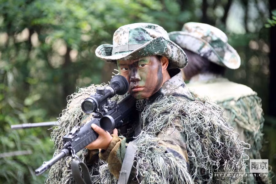 Họ ngụy trang thành "người rừng" để tác nghiệp chiến đấu.