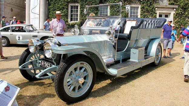  Chỉ cần lượn quanh bãi đỗ của lễ hội Goodwood 2013, khách tham quan đã bị "choáng ngợp" với các chiếc xế khá độc. Chiếc 1908 Rolls-Royce Silver Dawn. 