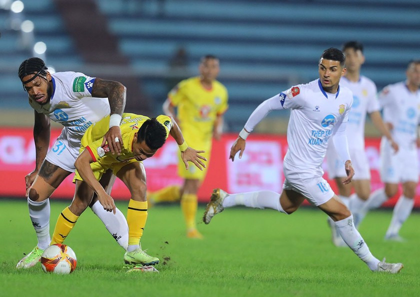 61. Vi sao V.League “bong dung” duoc tam nghi 1 thang?