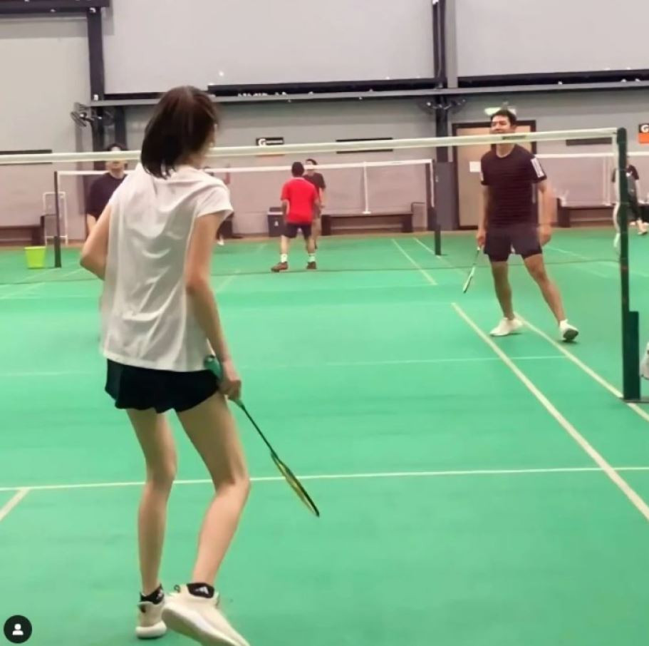 Baifern va Nine cong khai hen ho danh cau long