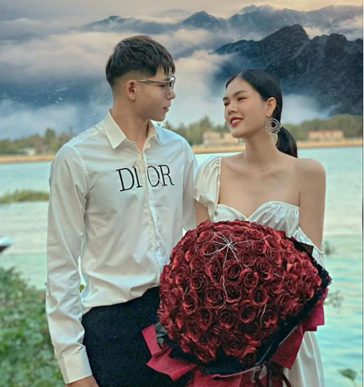 MC Thu Ha va gai xinh vuong lum xum voi cau thu Viet-Hinh-5