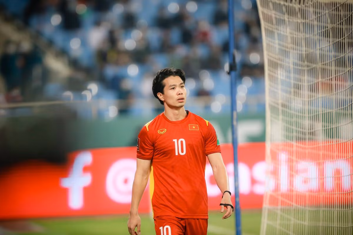 MC Thu Ha va gai xinh vuong lum xum voi cau thu Viet-Hinh-2