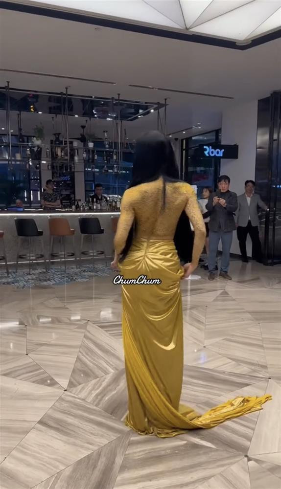 Angela Phương Trinh ăn mặc kiểu 'tưởng không hở mà hở không tưởng' - Hình 2 Angela Phuong Trinh an mac kieu 'tuong khong ho ma ho khong tuong'-Hinh-2