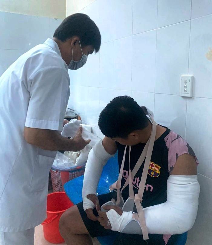 Giao hang khong nhan, vo chong Quang Ngai danh shipper gay tay-Hinh-2