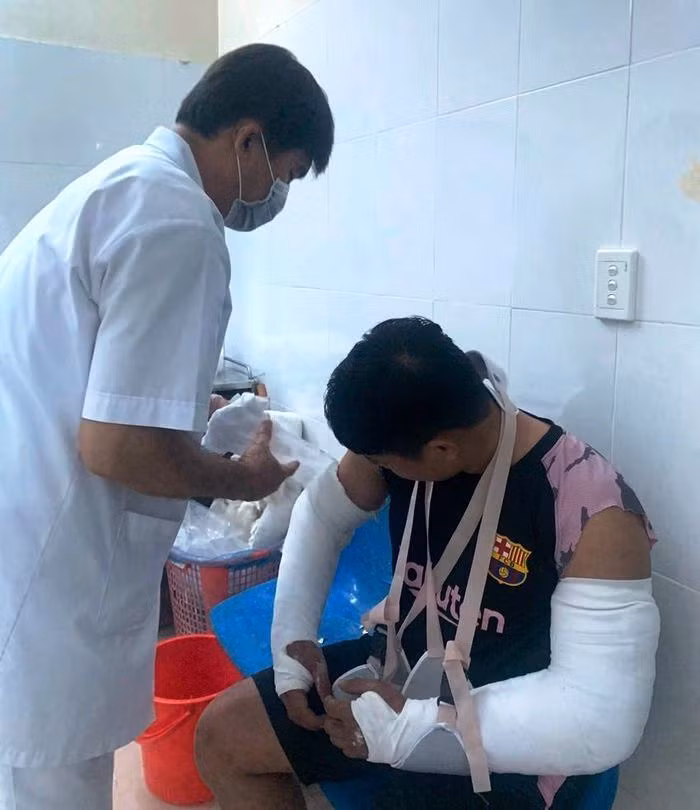 Giao hang khong nhan, vo chong Quang Ngai danh shipper gay tay-Hinh-2