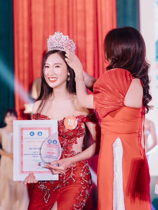 Hoa khoi Dai hoc Thai Nguyen hien toc tang benh nhan ung thu