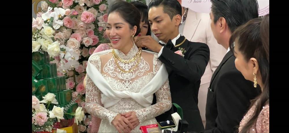 Phan Hien hiem hoi khoe can nhan cuoi 'khung'-Hinh-2