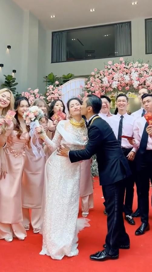 Phan Hien hiem hoi khoe can nhan cuoi 'khung'-Hinh-3