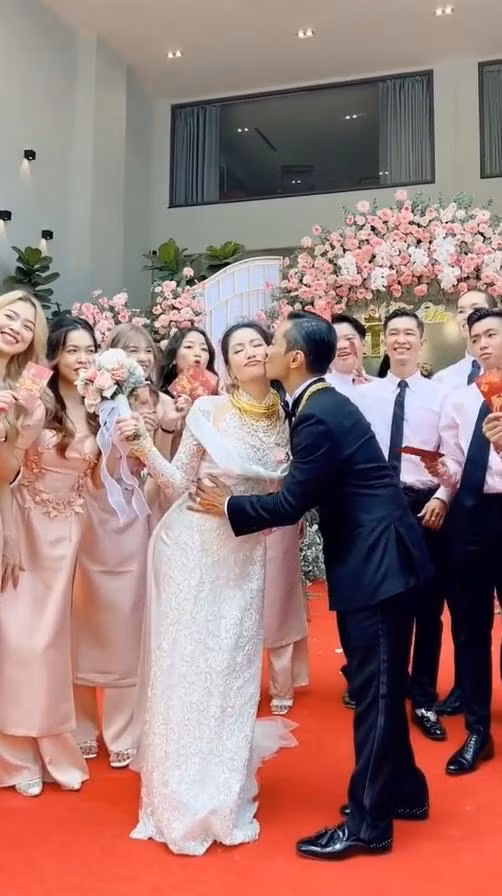 Phan Hien hiem hoi khoe can nhan cuoi 'khung'-Hinh-3