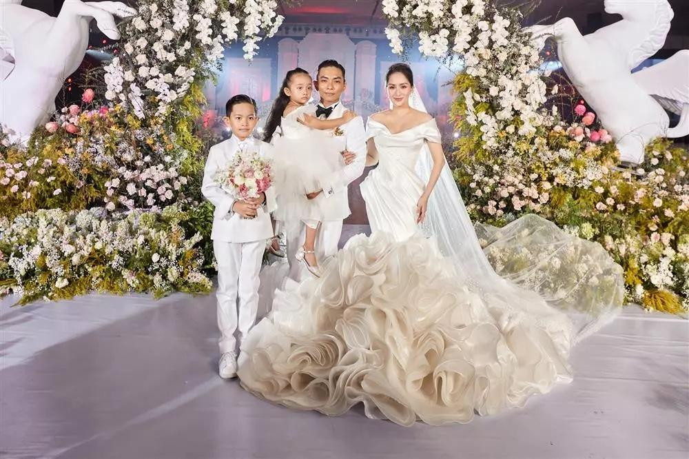 Phan Hien hiem hoi khoe can nhan cuoi 'khung'-Hinh-5