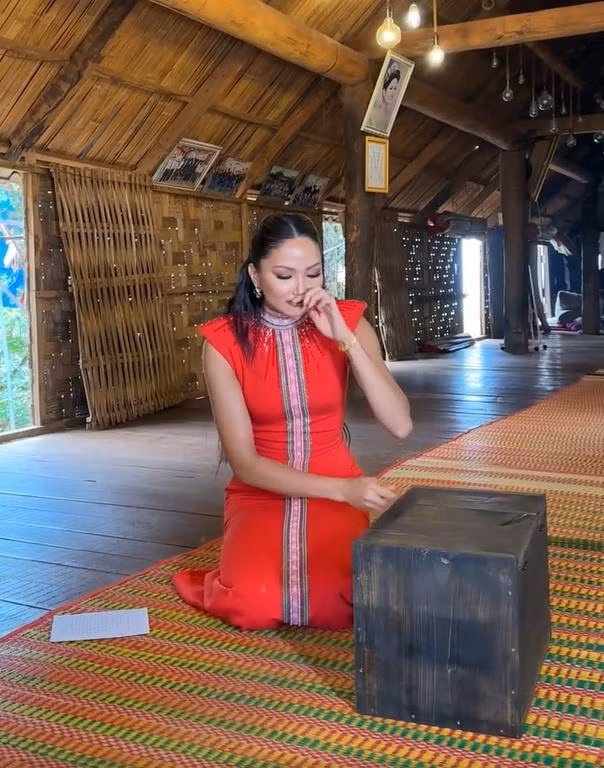 H'Hen Nie roi nuoc mat khi nhan xap tien do tu nguoi ham mo