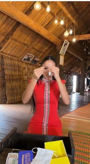 H'Hen Niê rơi nước mắt khi nhận xấp tiền đô từ người hâm mộ - Hình 5 H'Hen Nie roi nuoc mat khi nhan xap tien do tu nguoi ham mo-Hinh-5