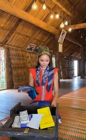 H'Hen Nie roi nuoc mat khi nhan xap tien do tu nguoi ham mo-Hinh-7