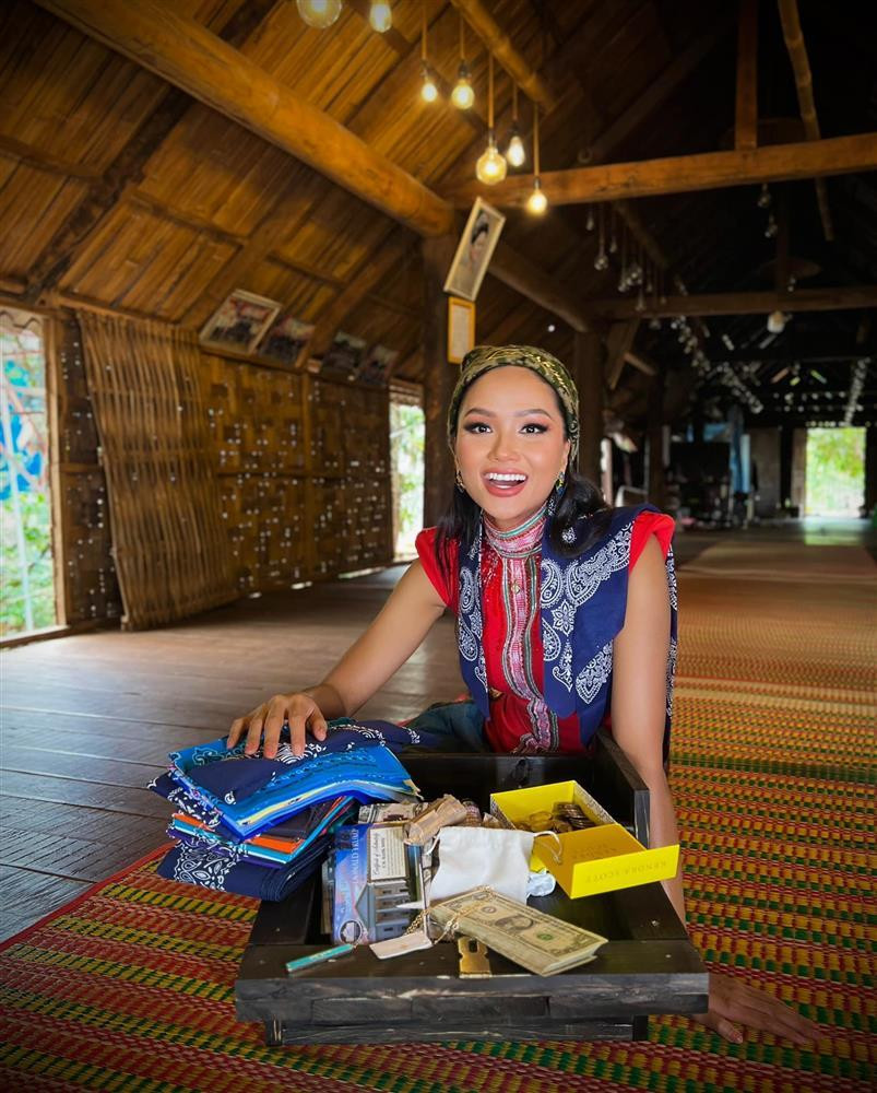 H'Hen Niê rơi nước mắt khi nhận xấp tiền đô từ người hâm mộ - Hình 8 H'Hen Nie roi nuoc mat khi nhan xap tien do tu nguoi ham mo-Hinh-8