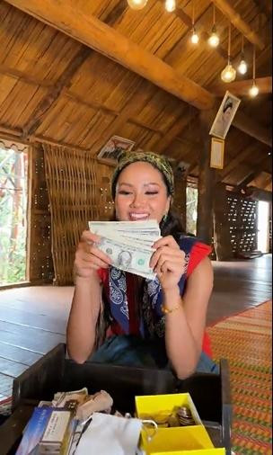 H'Hen Niê rơi nước mắt khi nhận xấp tiền đô từ người hâm mộ - Hình 3 H'Hen Nie roi nuoc mat khi nhan xap tien do tu nguoi ham mo-Hinh-3