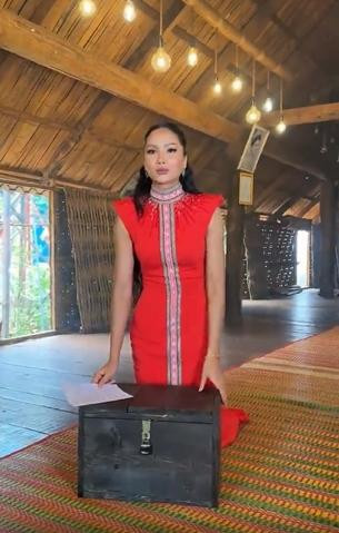 H'Hen Niê rơi nước mắt khi nhận xấp tiền đô từ người hâm mộ - Hình 2 H'Hen Nie roi nuoc mat khi nhan xap tien do tu nguoi ham mo-Hinh-2