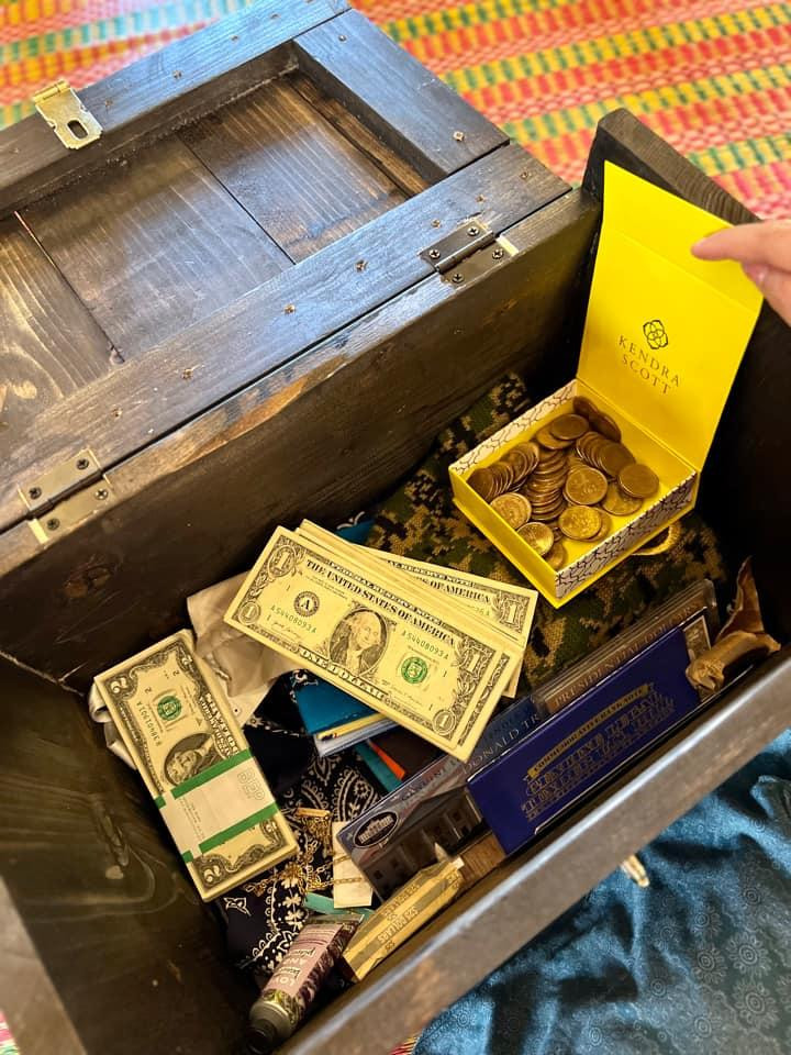 H'Hen Niê rơi nước mắt khi nhận xấp tiền đô từ người hâm mộ - Hình 6 H'Hen Nie roi nuoc mat khi nhan xap tien do tu nguoi ham mo-Hinh-6