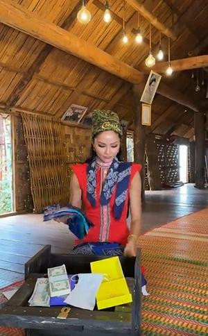 H'Hen Niê rơi nước mắt khi nhận xấp tiền đô từ người hâm mộ - Hình 7 H'Hen Nie roi nuoc mat khi nhan xap tien do tu nguoi ham mo-Hinh-7