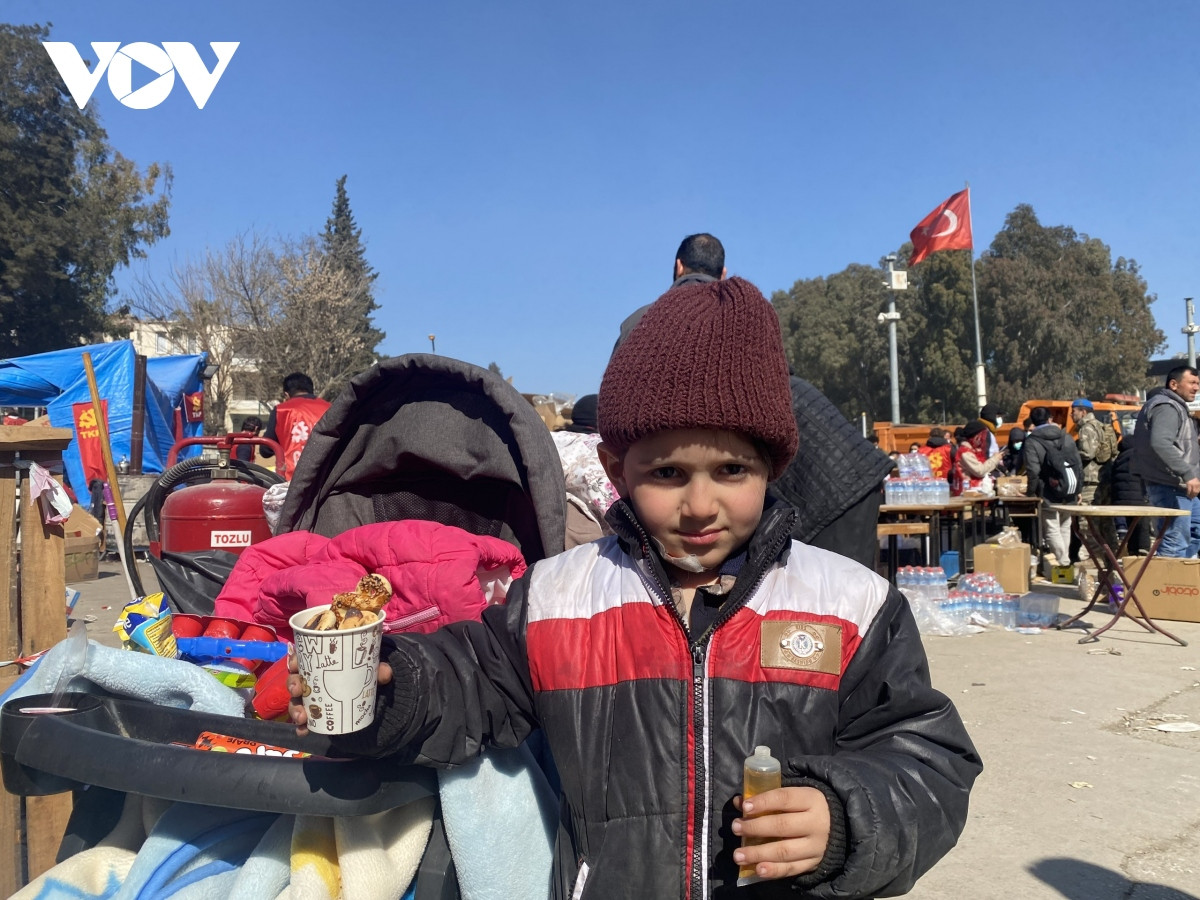 Nguoi dan Tho Nhi Ky chia nhau tung mau banh mi sau dong dat-Hinh-8