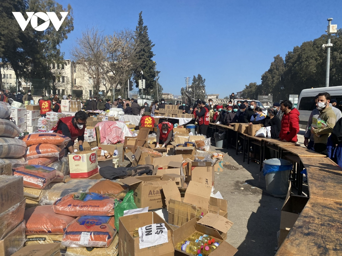 Nguoi dan Tho Nhi Ky chia nhau tung mau banh mi sau dong dat-Hinh-5
