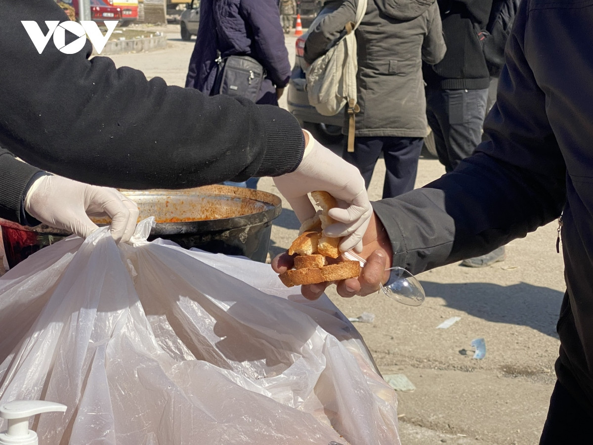 Nguoi dan Tho Nhi Ky chia nhau tung mau banh mi sau dong dat