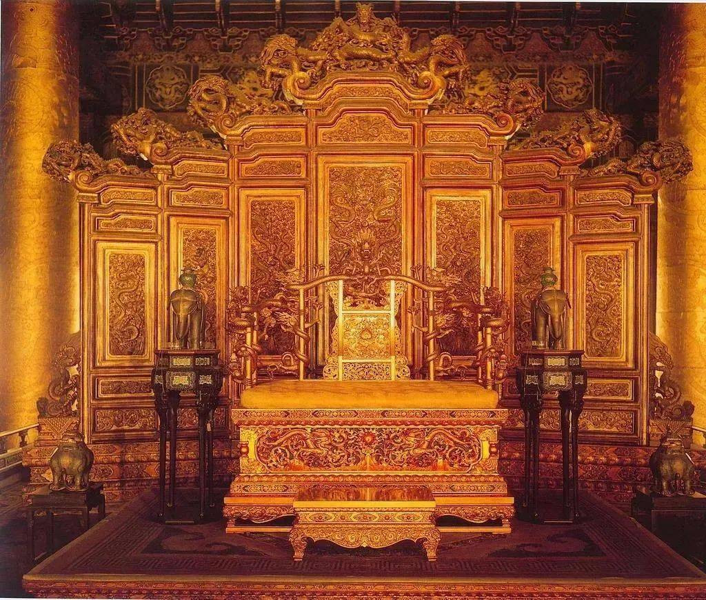 3 “thuong dan” ngoi ghe rong Tu Cam Thanh?-Hinh-2