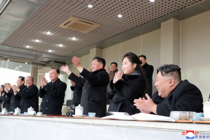 Lanh dao Trieu Tien Kim Jong-un dua con gai di xem bong da-Hinh-2